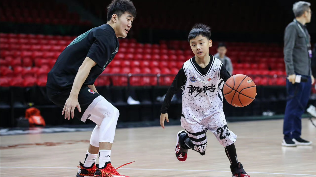 虎扑|姜伟泽、高诗岩、贺希宁比男篮集训队7名后卫差吗？