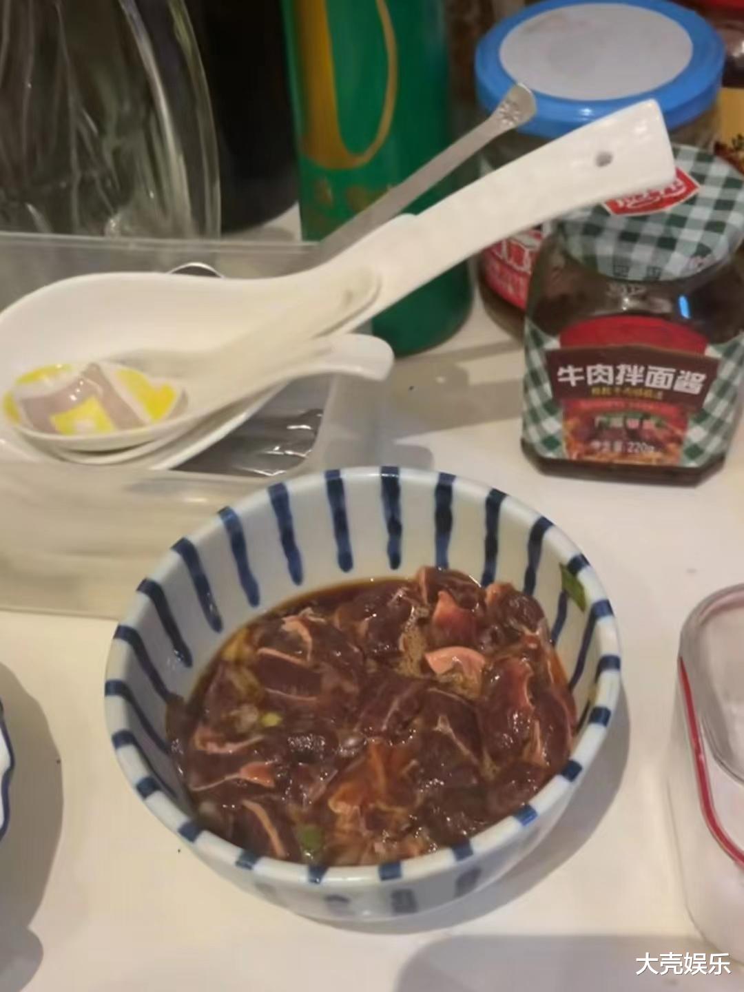 明星|远亲不如近邻!演员李立群在家秀厨艺,很多食材皆为邻居所送