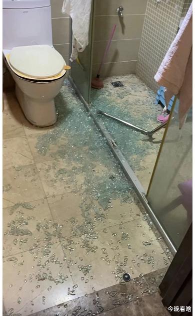 27岁知名童星浴室玻璃门炸裂，孩子头受伤！赶紧检查下自家浴室！