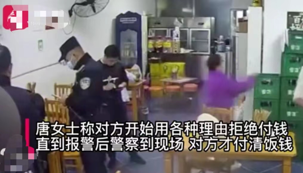四川成都,一女子开着一家餐馆,看到5名男子进店吃饭,女子挺开心的