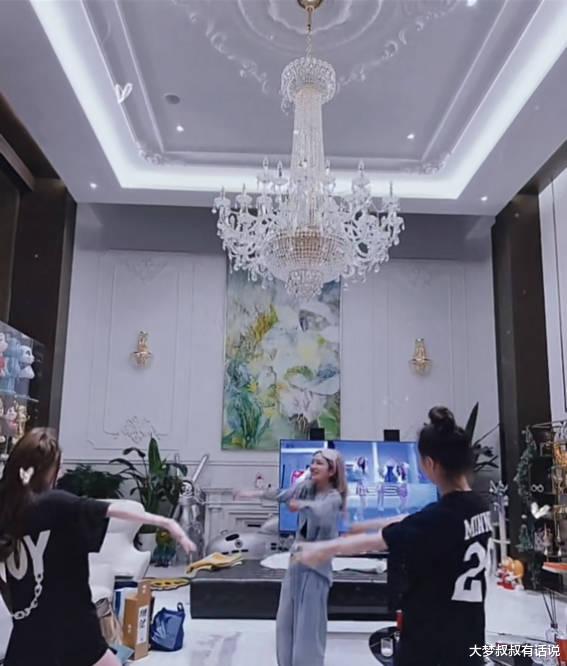 周扬青|周扬青豪宅“极致奢华装潢”曝光！客厅挑高2层楼，网友看呆