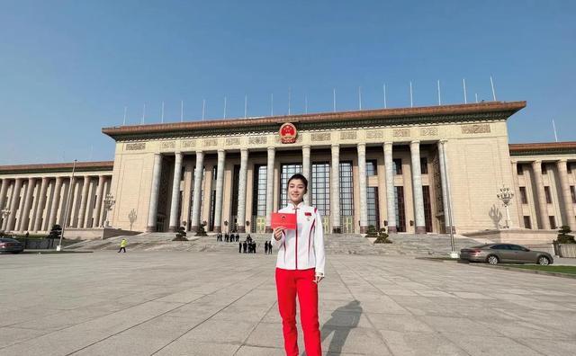 谷爱凌|领证了!王诗玥柳鑫宇晒出2个大红证,花滑搭档参加表彰收获满满