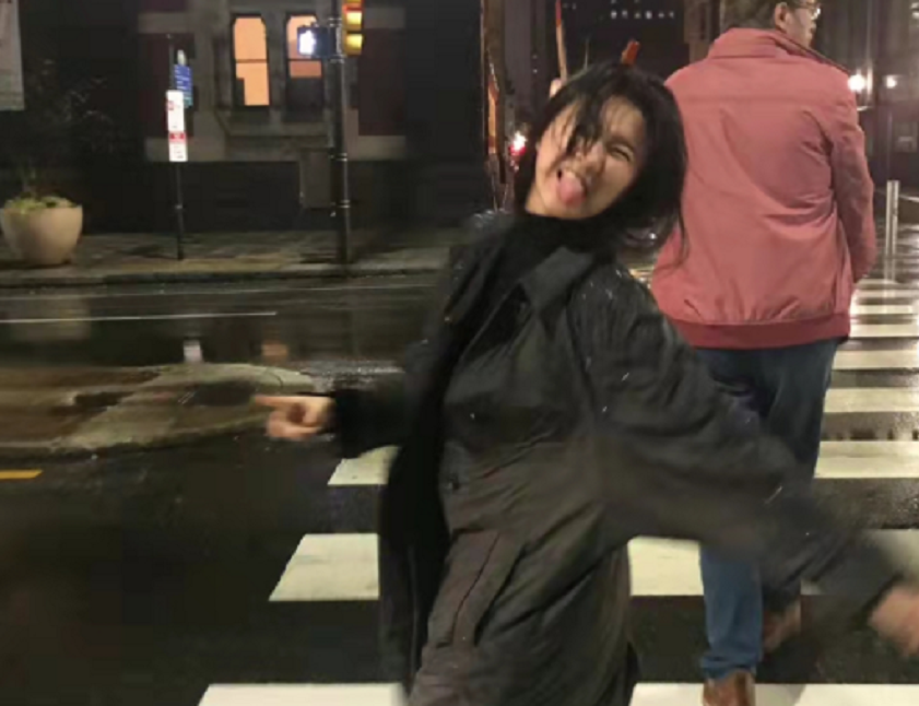 小彩旗|小彩旗国外生活惹担忧，舌头涂蓝脸色蜡黄，她的选择正确吗！