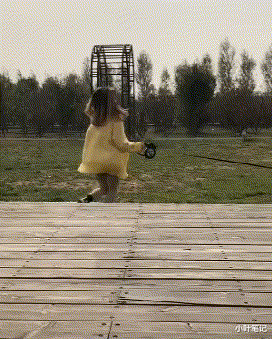 宋祖儿|北影节女星红毯PK：排骨胸、大象腿、腰臀一体，谁露得多谁尴尬