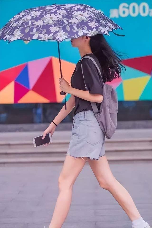 纪实:女子穿着清凉街头热舞,拦停多辆汽车,警方:她喝醉了