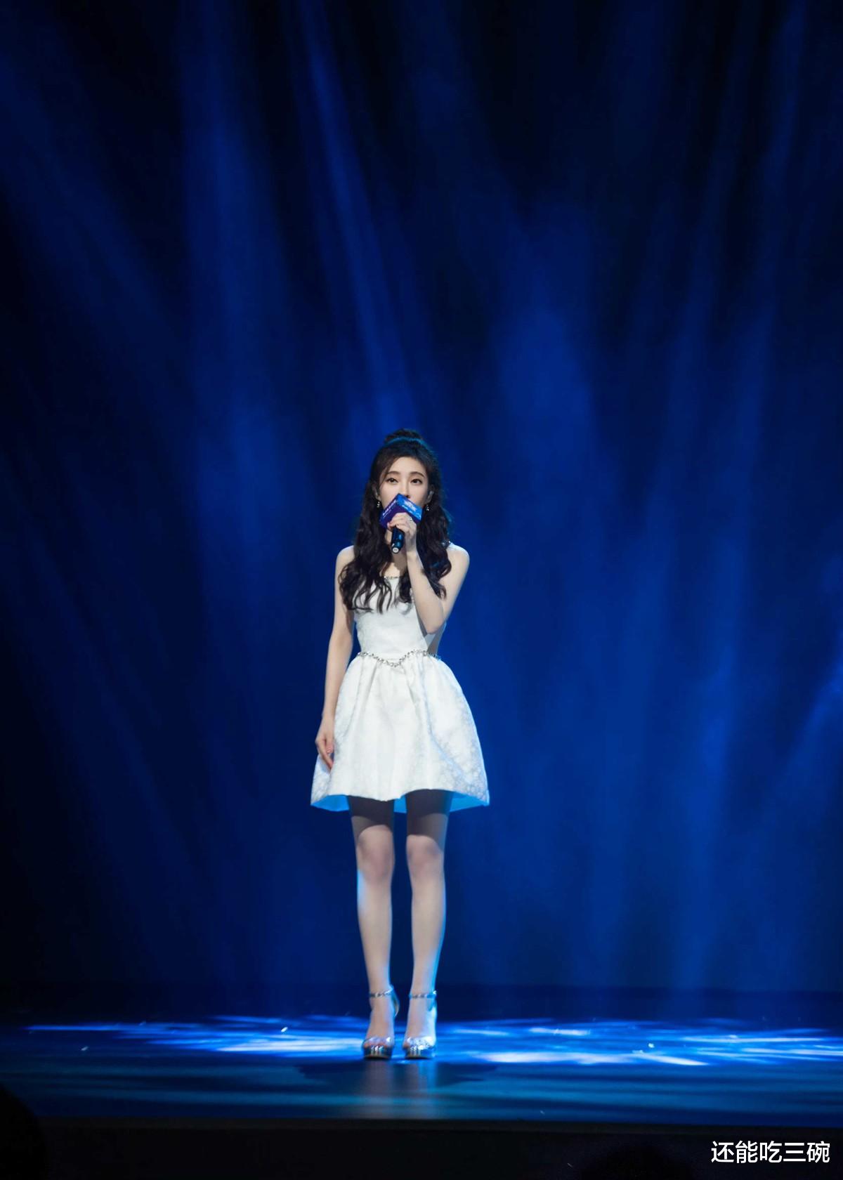 冯提莫|冯提莫网红高跟鞋穿出高定高级感，颜值身材太能打