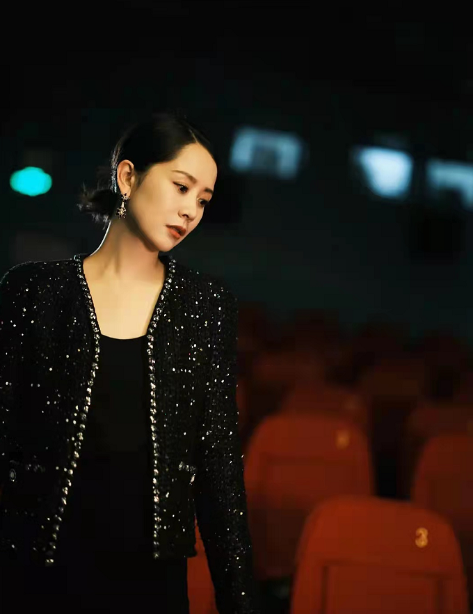 海清|45岁海清颜值大逆袭！穿香奈儿出席发布会造型封神，比周迅还漂亮