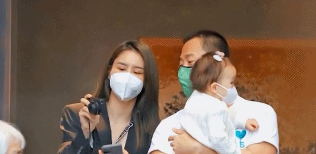 林峰|42岁林峯的1岁半女儿酷似父亲！夫妻在为孩子择校，有生二胎计划