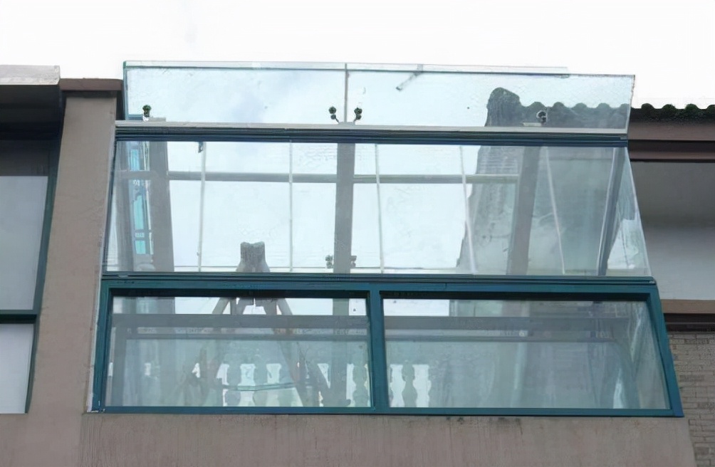 封阳台别选这种窗,浪费钱又不实用,老婆不听劝不到半年就拆了