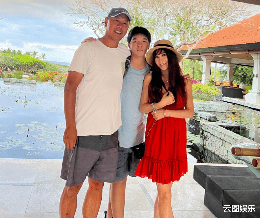 温碧霞|温碧霞养子将赴美留学！开学前全家海岛度假，在当地拥有千万豪宅