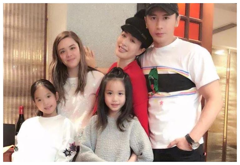 水果 钟丽缇13岁二女儿近照引关注！化妆美甲打扮成熟，高颜值太像妈妈