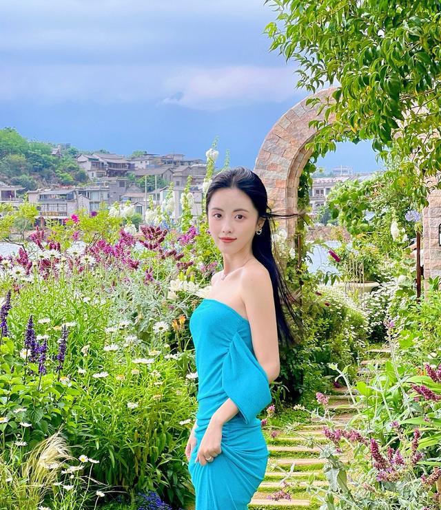 章乐韵|女演员章乐韵晒大理出游照，入行6年事业无起色，颜值却依然在线