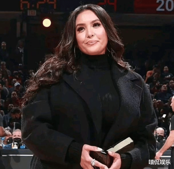 瓦妮莎发福后开始减肥！花高价请男私教在别墅内上课，关系很亲密