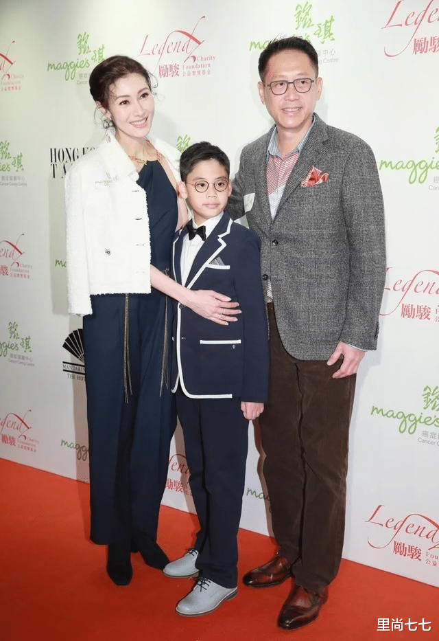 李嘉欣|李嘉欣病愈后首次露面,身材消瘦大变样,染红头发却暴露蜡黄脸色