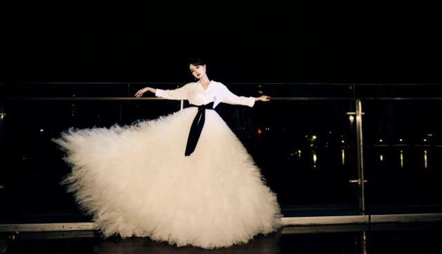 张小斐|张小斐百花奖行走的冰沙造型火了!温婉大方,简约又不失优雅隆重