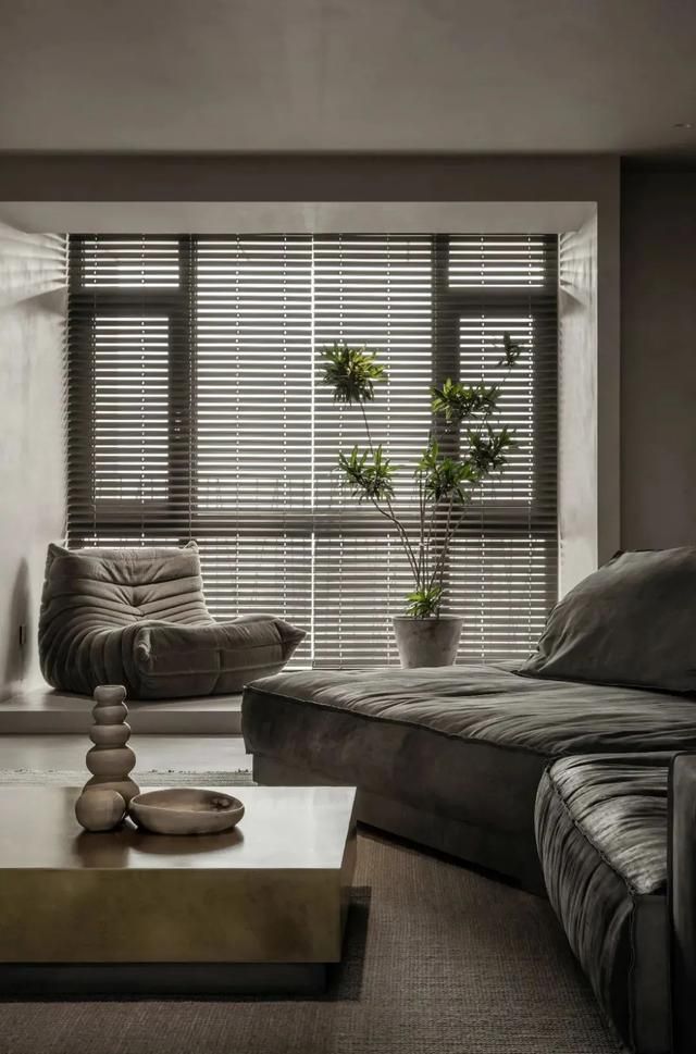 这对北京夫妻太会装修了,230㎡侘寂风大平层,入户便是高级感