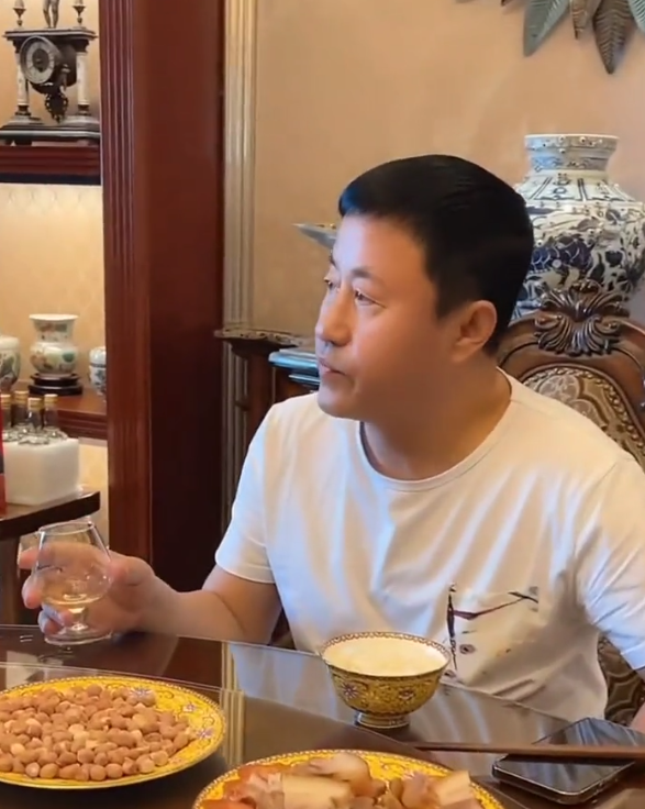 张佳宁|奢华!历小峰宴请王小宝和关小平,喝高档洋酒,家里摆满名贵瓷器