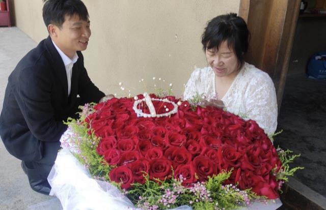 余秀华|余秀华直播，感谢杨槠策的陪伴，分手费已给，希望大家不要网暴他