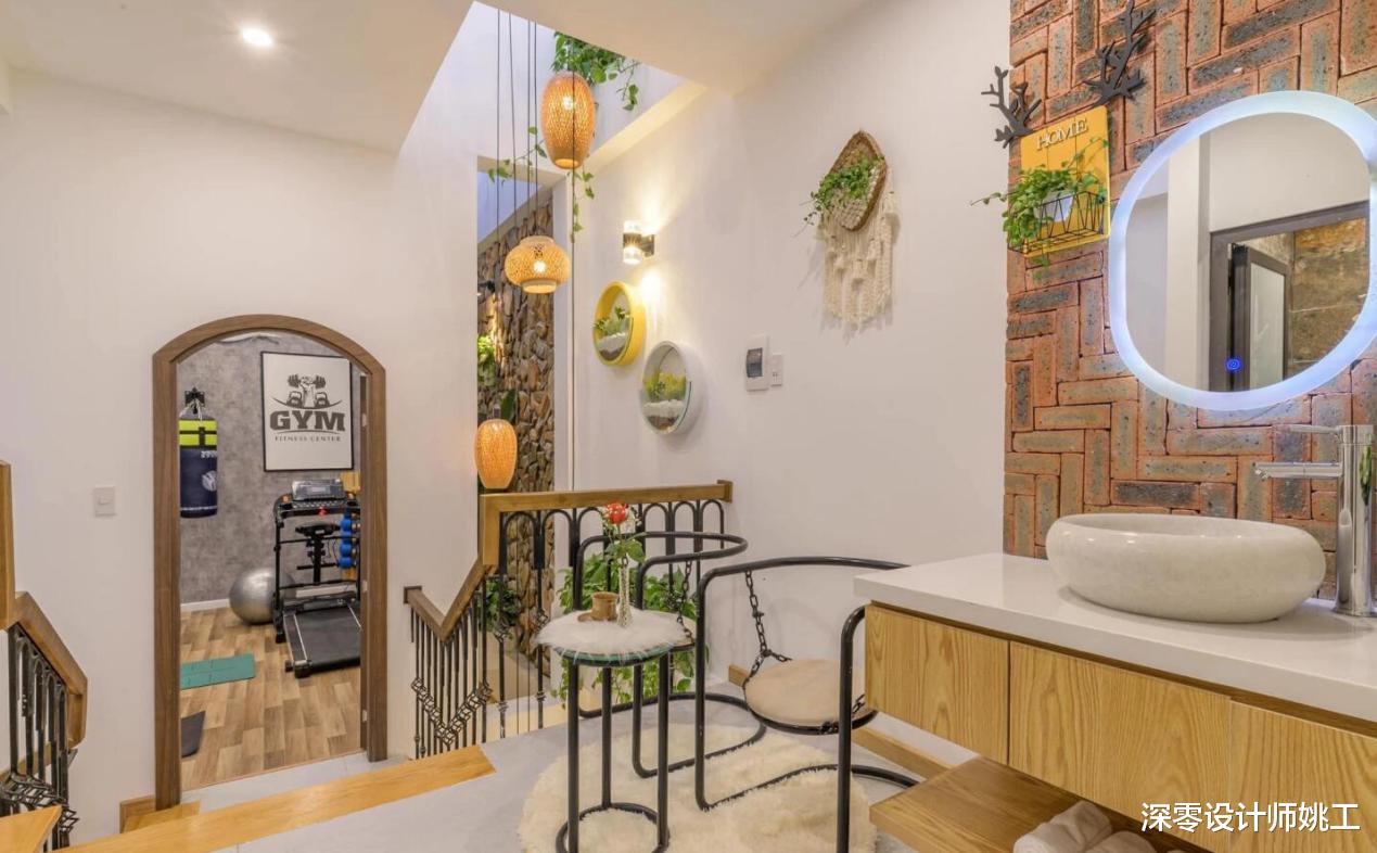 4层联排别墅局部有天井，借助大型灯具做错层，照顾到每层楼梯照明