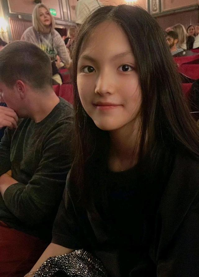 李湘|李湘母女暴瘦变美，逛奢侈品店专人伺候，64万包包挑花眼