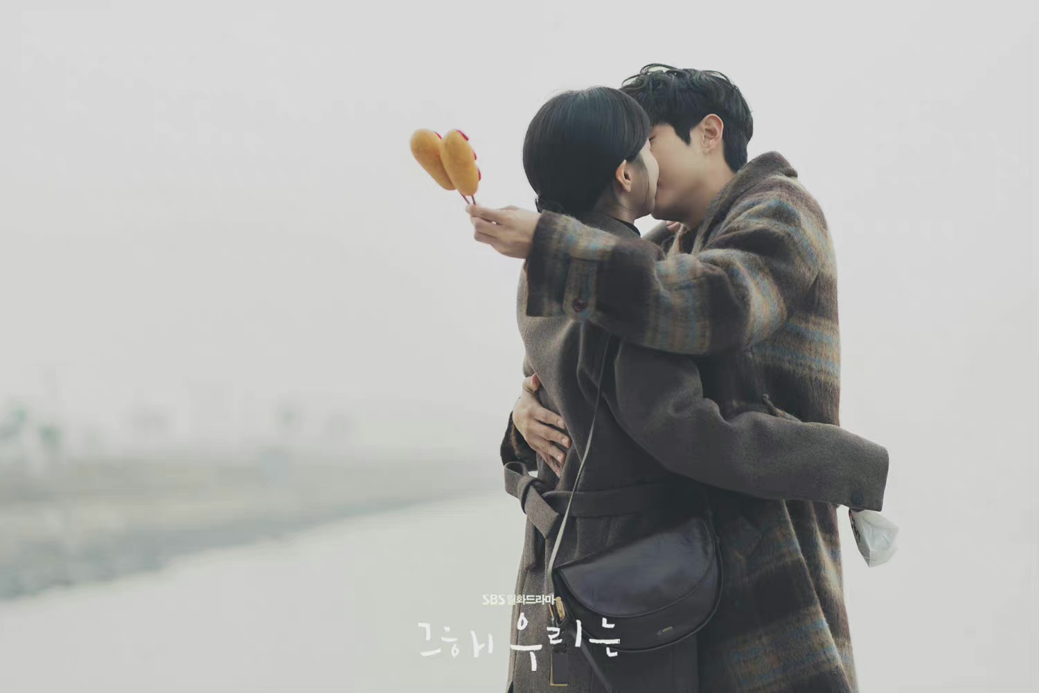 那年|《那年，我们》男女主挽手合照，戏外比戏里更甜！