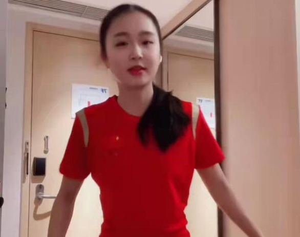 朱易|走出阴霾！朱易恢复评论区，开心展示高难度拉伸动作，冰墩墩抢镜