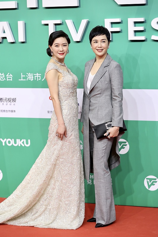 连衣裙 蒋雯丽好酷，留锅盖短发戴方形耳环穿黑色连衣裙优雅显年轻