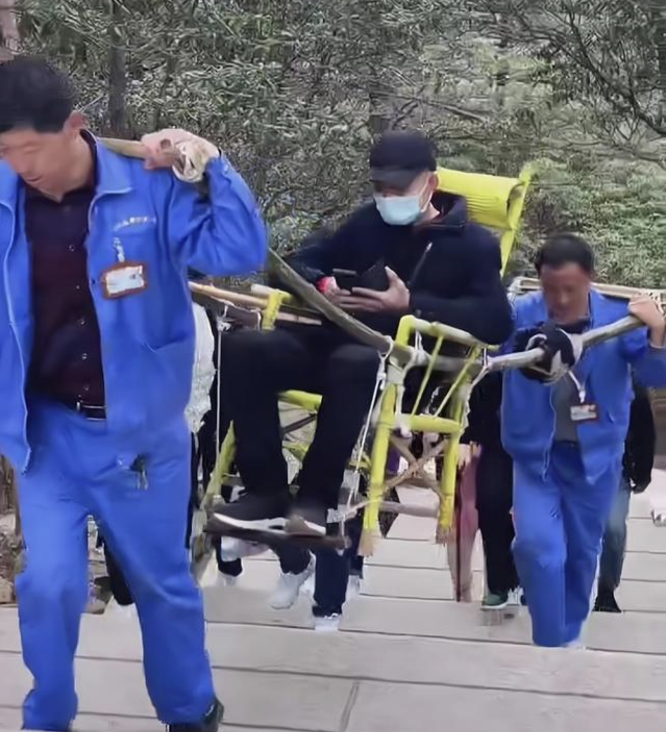 男子爬山时雇人抬轿子上山,花了3000块,网友:不贵