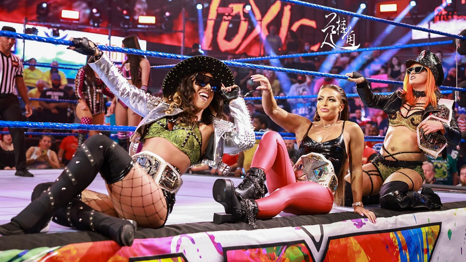 wwe|NXT女双冠军惨遭队友背叛，00后WWE小将演绎“未击先碎”姐妹情！