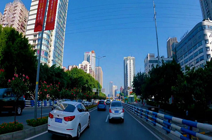 游艇|重庆街道宽阔，井井有条，去旅游值不值得引游客争议