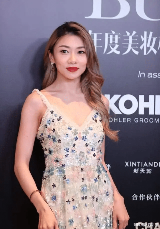 时尚搭配|郑恺的富二代前女友单身后也太美了,穿得像个芭比娃娃,很贵气