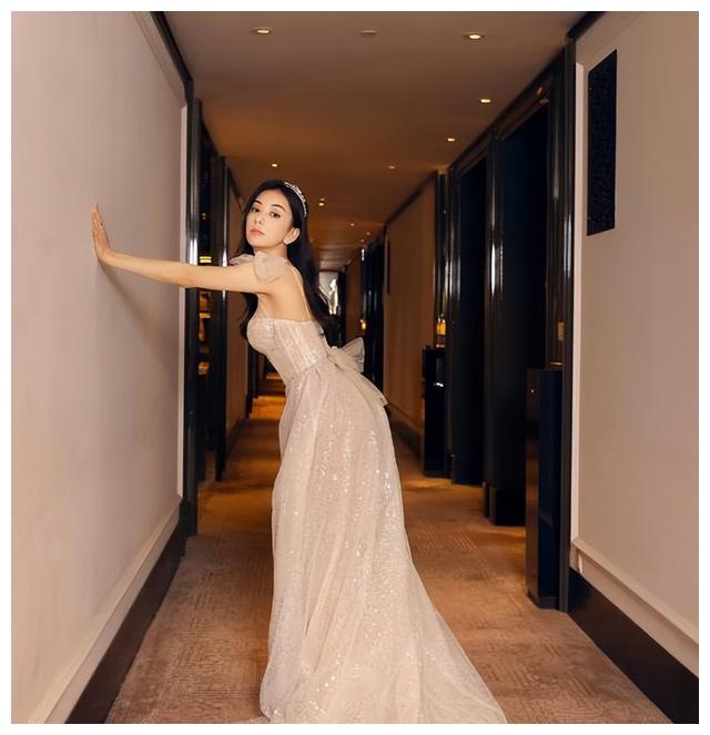 方媛|方媛晒35岁庆生照,白色抹胸裙秀事业线,郭富城被吐槽太抠门