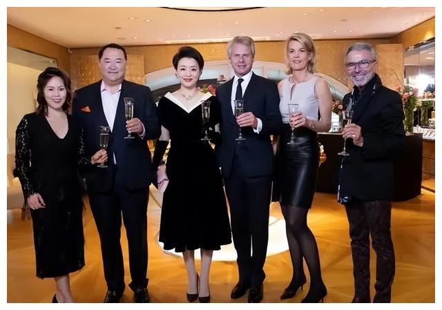 医生 杨澜美到国外去了,54岁穿黑色丝绒裙优雅大气,不愧是前央视一姐