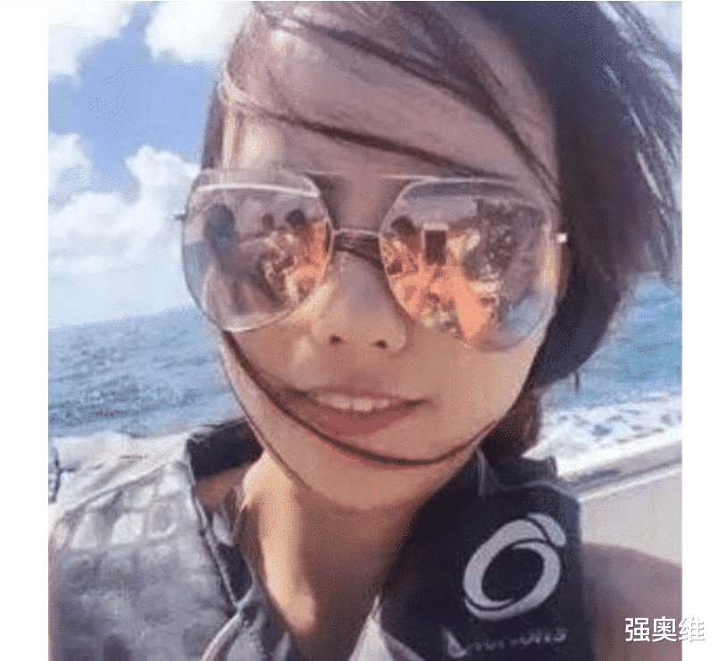 姐姐 “姐姐你就别装了，镜片上的反光早就被大家看光了。”