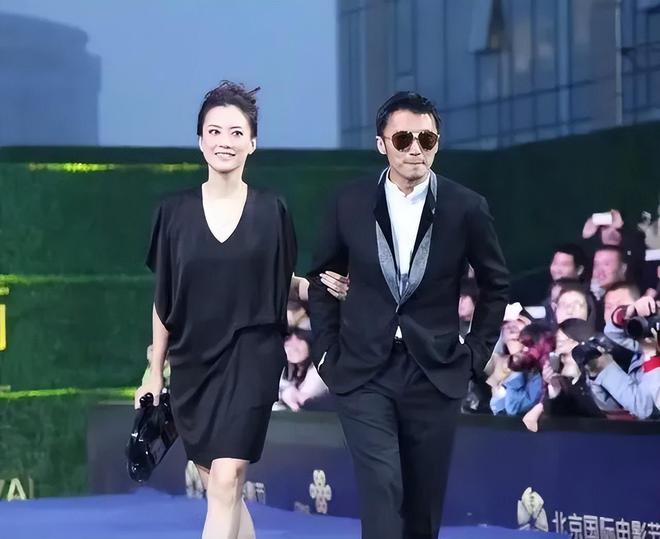 谢霆锋|谢霆锋经纪人意外撞脸王菲！和谢霆锋挽手同行，黑色宽松长裙优雅大气