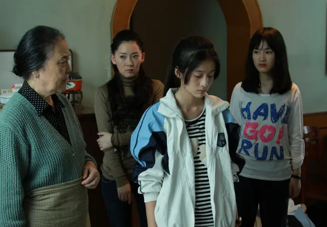《狗十三》,父亲是棍棒底下出孝子的执行者,而李玩则是受害者