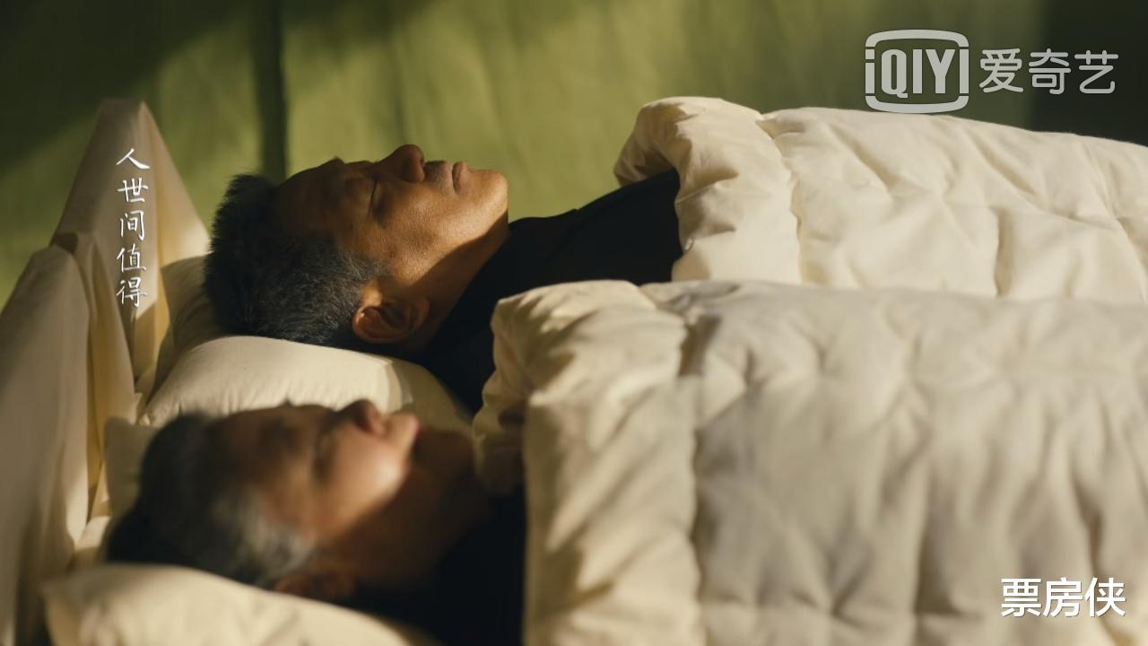 人世间|《人世间》：周母握着周父的手一同去世，全剧最大的泪点终于来了