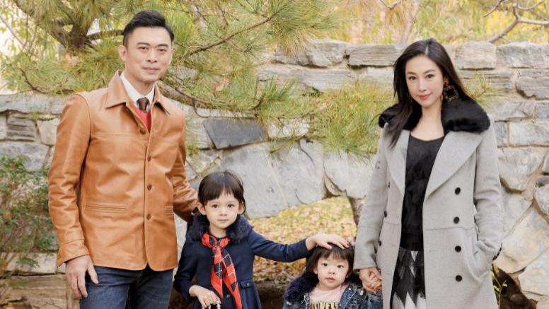 樊少皇|樊少皇妻子离婚乌龙后晒全家福，二女儿正面照曝光，颜值不及姐姐