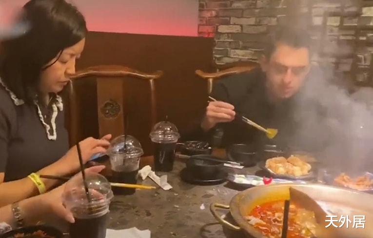 奥沙利文|奥沙利文右手用筷子吃火锅，鸳鸯锅煮满了菜，赵心童低头干饭