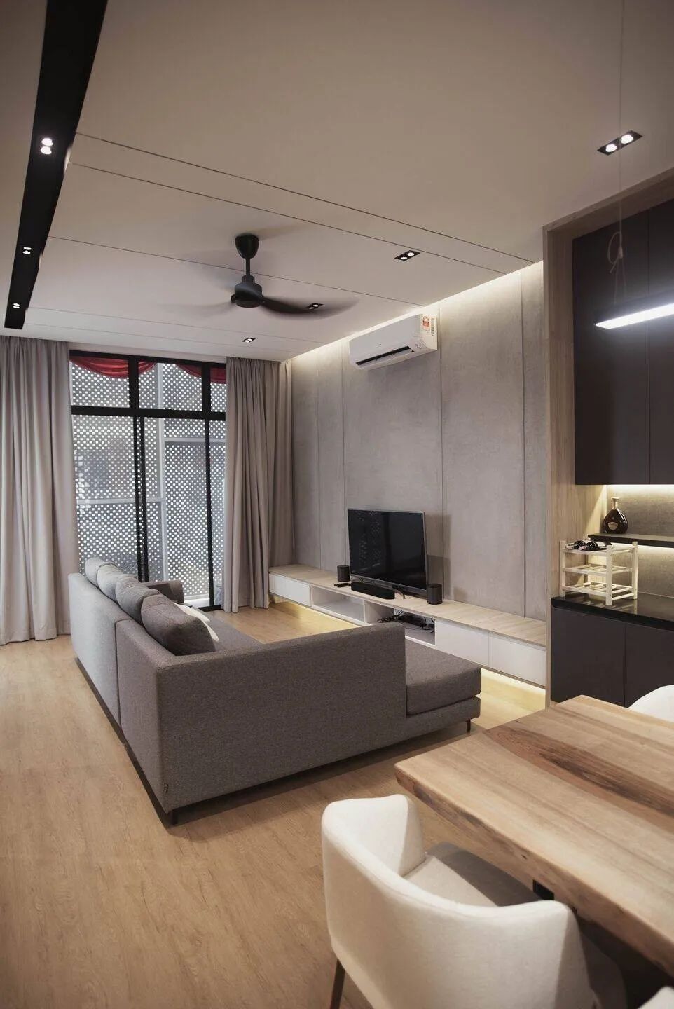 住顶楼西晒户型,阳台不用玻璃封改用网格板,通风凉快住着快活!