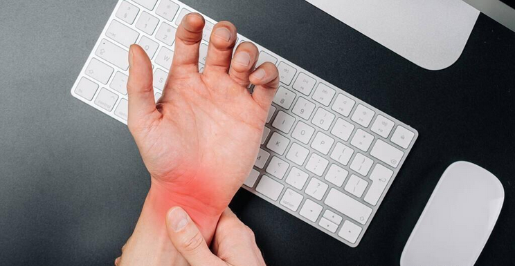 腱鞘炎|30多岁小伙上班敲键盘周末钓鱼,手腕疼痛难忍,一查竟是腱鞘炎