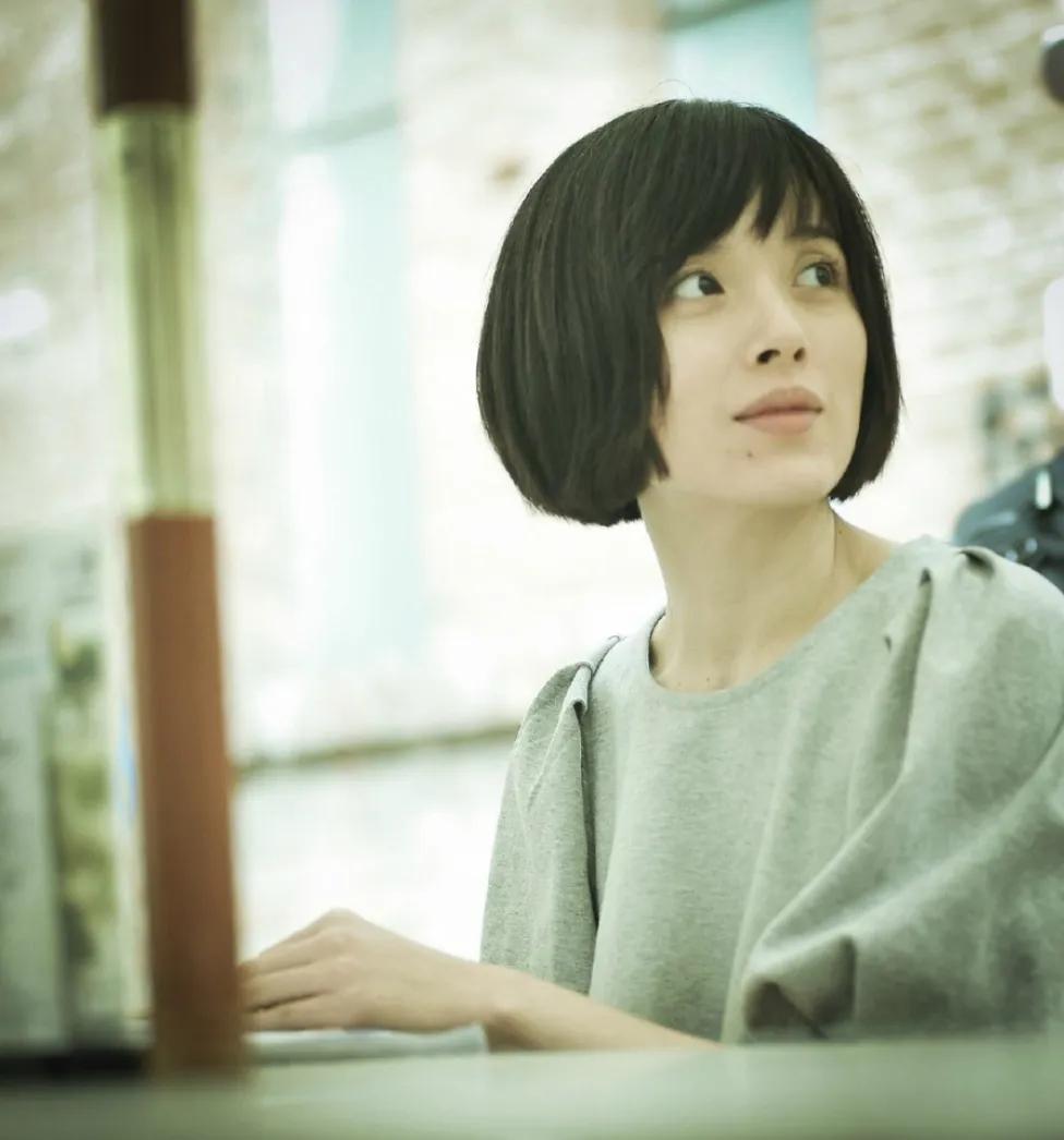 李佳|李佳，错嫁富商，爱上靳东，二婚遇初婚，40岁生2胎被丈夫宠上天