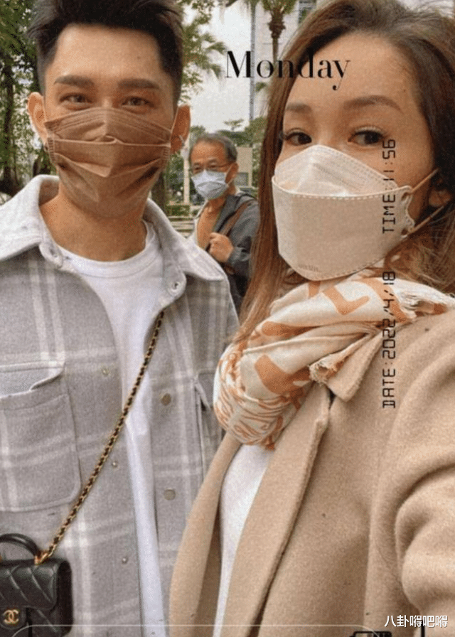 萧亚轩|42岁萧亚轩疑交小男友,大方晒合照,网友:年龄都能当儿子了