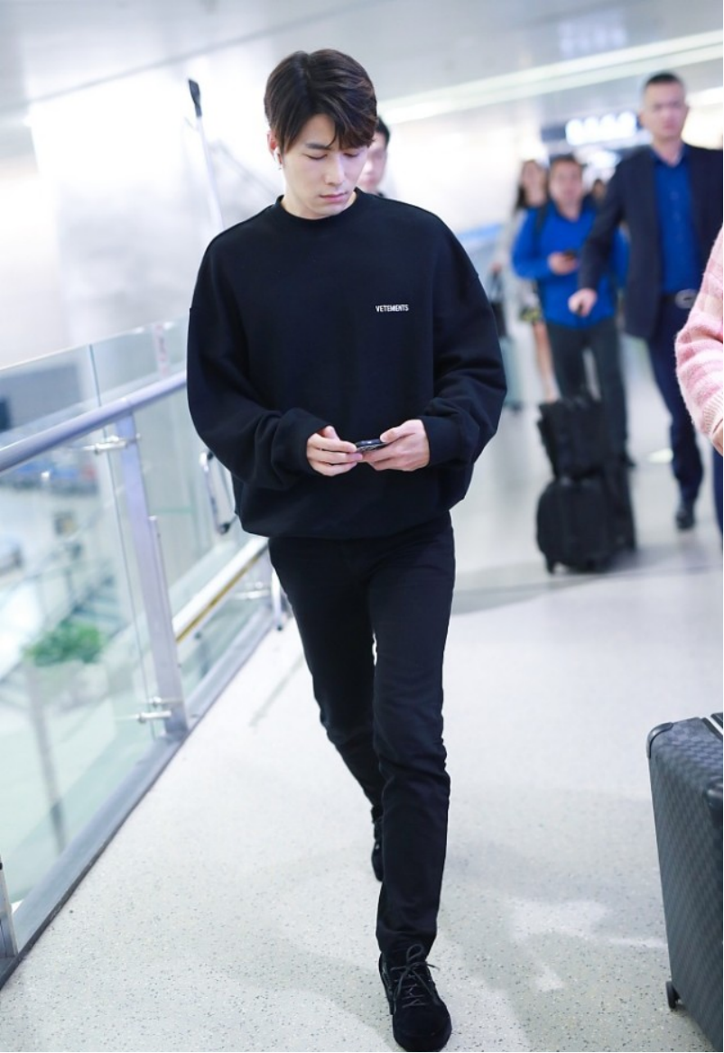 吴奇隆|陈学冬脸色看着有点差，不过全黑卫衣穿搭挺时尚，简约中展现高级