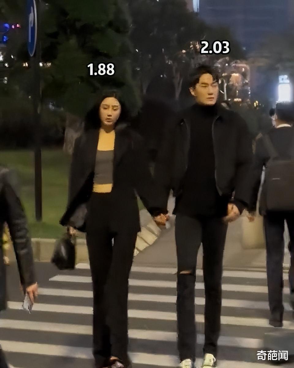 高个子情侣牵手出门逛街,气场全开走路都带风,网友羡慕极了!
