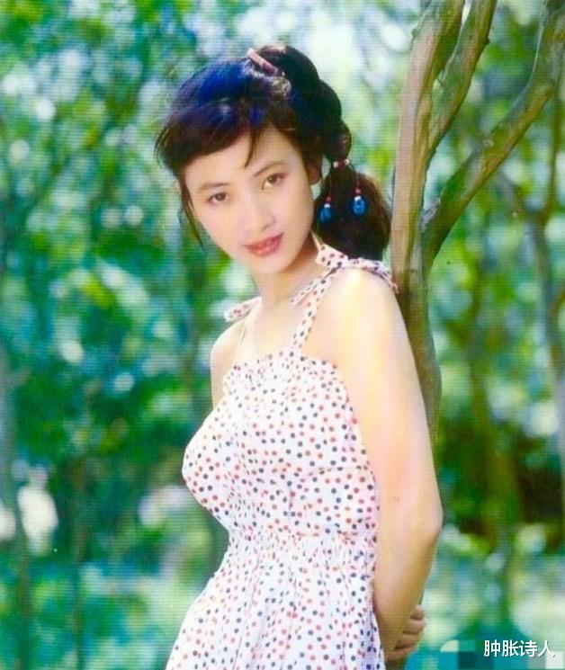 白灵|白灵晒清纯旧照,自夸纯洁无瑕,网友惊呼认不出