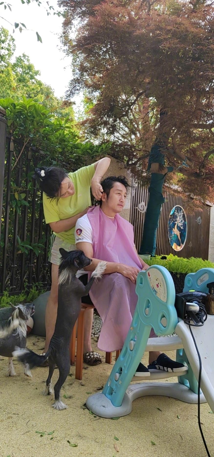 邹市明|居家隔离暴露邹市明夫妇第二栋豪宅！三层独栋，后花园堪比运动场