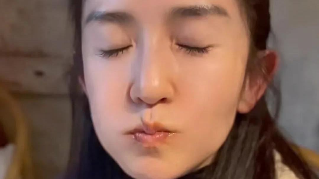 谢娜|谢娜现状可怜！41岁谢娜无工作邀约，在家拍美食视频，还去探店