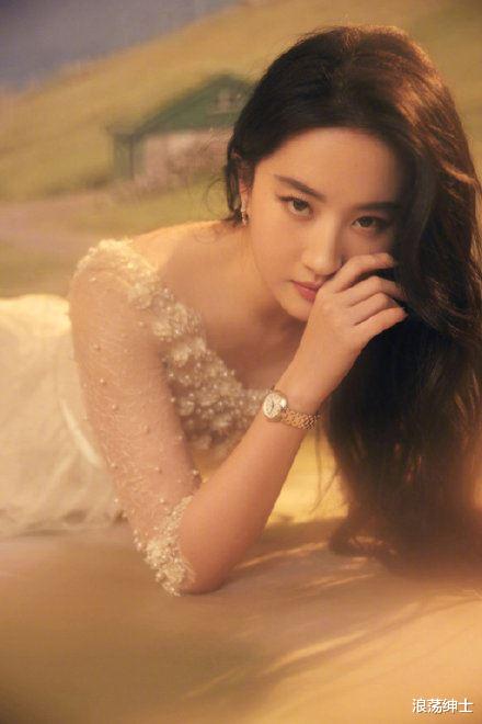 刘亦菲|刘亦菲“白色透视纱裙”美炸！火辣趴地秀S曲线