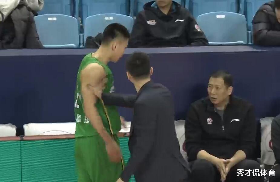 杨鸣|0分2个篮板！辽篮新星关键时刻犯错，杨鸣大吼换人还直接上手推人